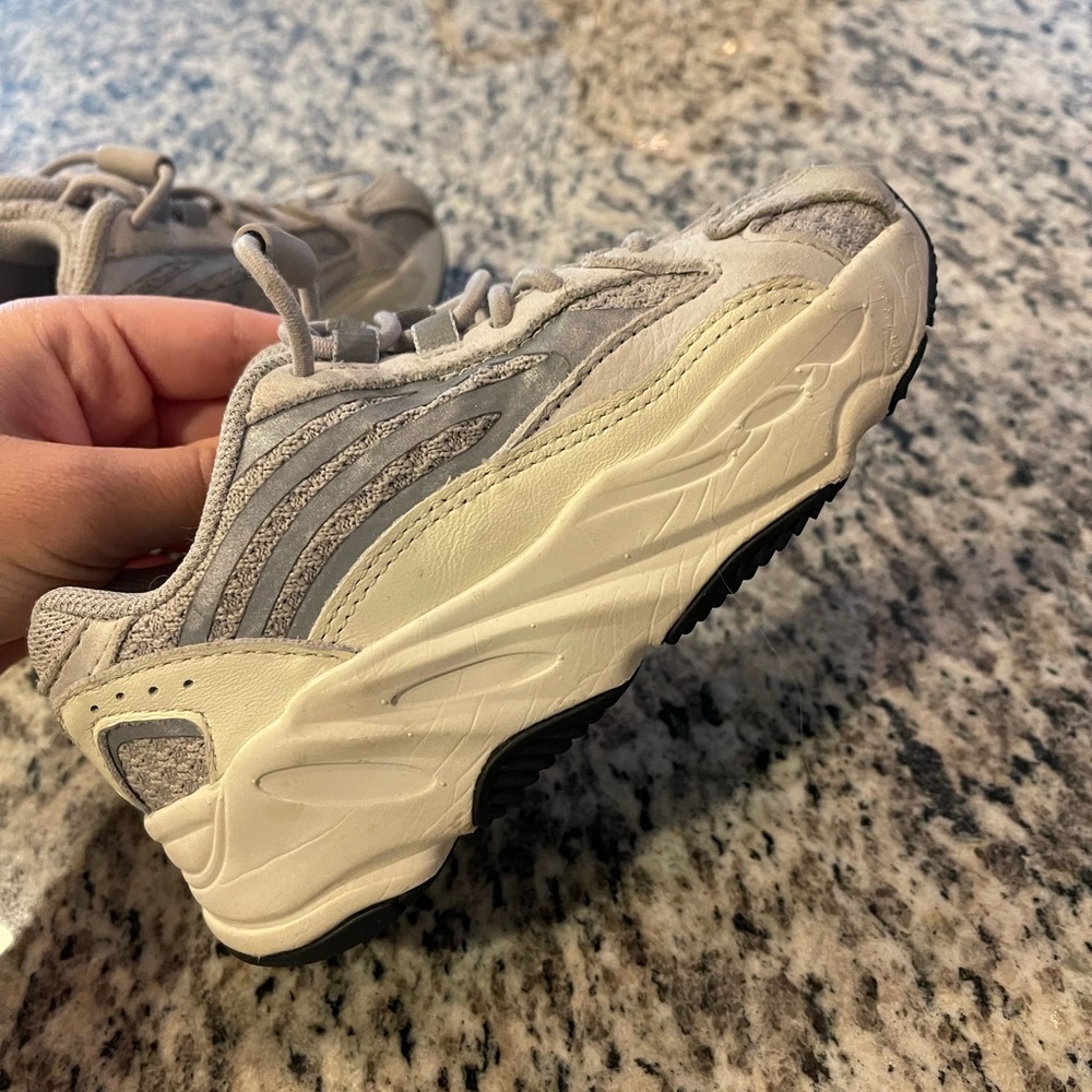 toddler yeezy sneakers - Picture 3 of 3